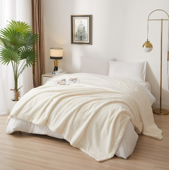 Mainstays Faux Fur Blanket Deal: $14.97 at Walmart