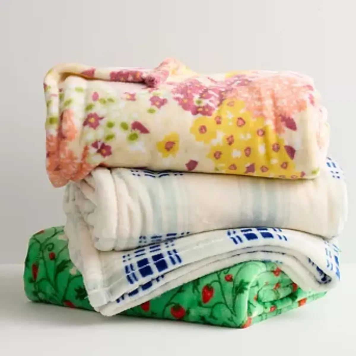 Kohl’s Oversized Supersoft Plush Throw Blanket Deal: Save 40% at $8.99