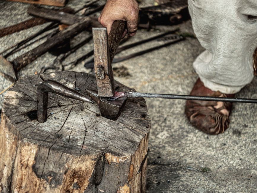 Husky 20-Oz Steel Rip Hammer & 15″ Wrecking Only $16.9 at Home Depot