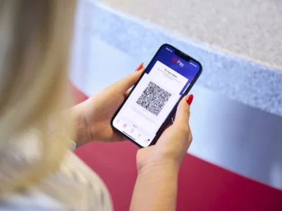 QT-Pay_Phone_QR_Checkstand_0824-scaled-1